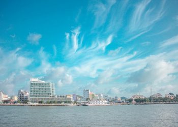 Beautiful cityscape of Hà Tiên, Vietnam with serene waterfront and blue skies.