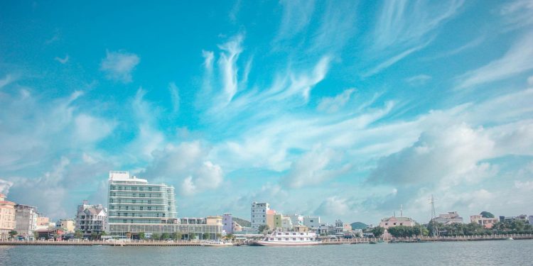 Beautiful cityscape of Hà Tiên, Vietnam with serene waterfront and blue skies.