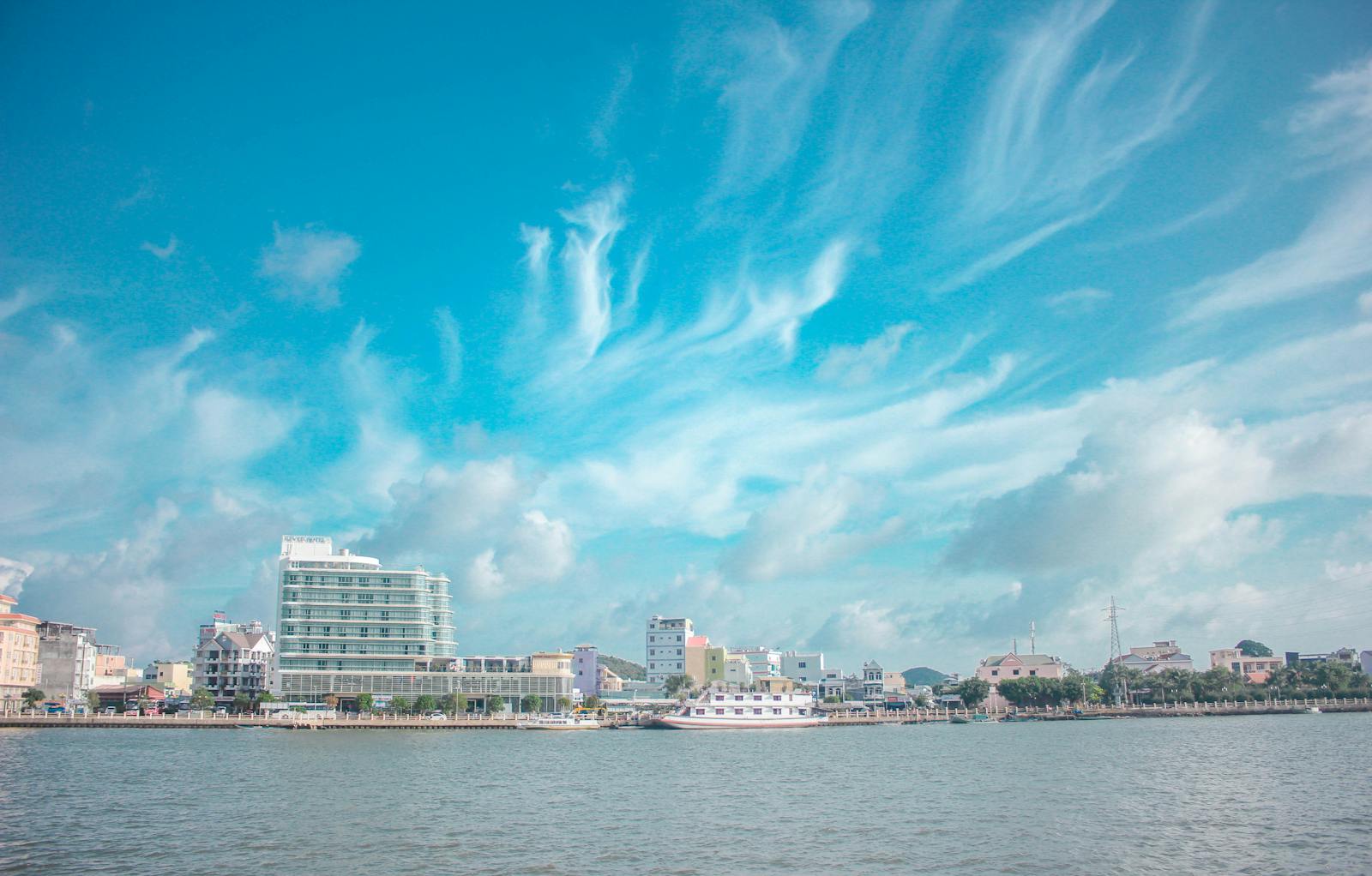 Beautiful cityscape of Hà Tiên, Vietnam with serene waterfront and blue skies.